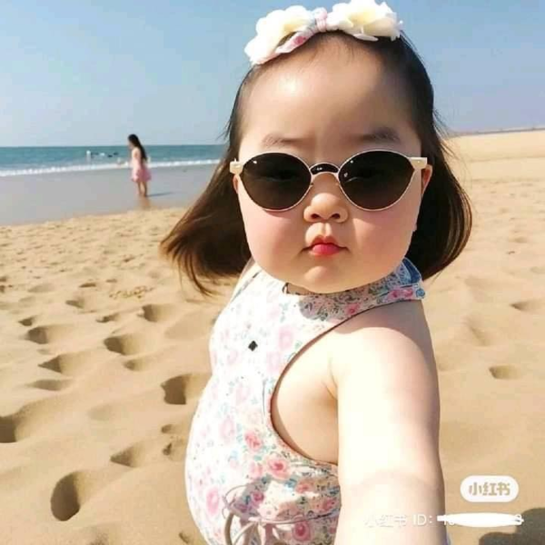 Many people commented that the moment when the little girl took a picture in front of the sea, she looked no different than the "big sister" in the movie. (Photo: Weibo)